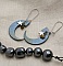 Boucles d'oreilles lunes en bois avec charmes étoiles argentés.