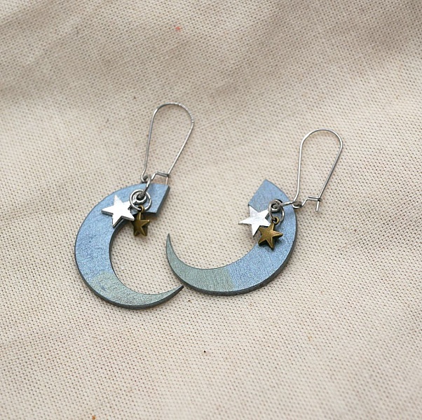 Boucles d'oreilles lunes en bois avec charmes étoiles argentés.