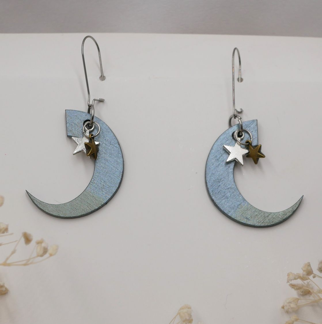 Boucles d'oreilles lunes en bois avec breloques étoiles.
