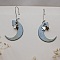 Boucles d'oreilles lunes en bois avec breloques étoiles.