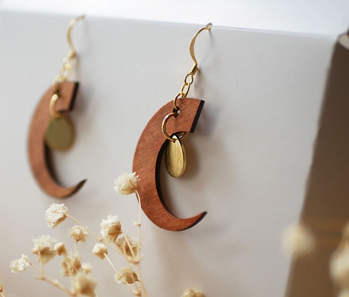 Boucles d'oreilles lunes en bois merisier pampilles gouttes dor&eacute;es