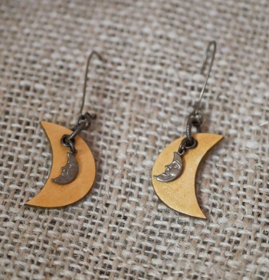 Boucles d'oreilles lunes dor&eacute;es en bois et charmes en laiton brut