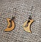 Boucles d'oreilles lunes dor&eacute;es en bois et charmes en laiton brut