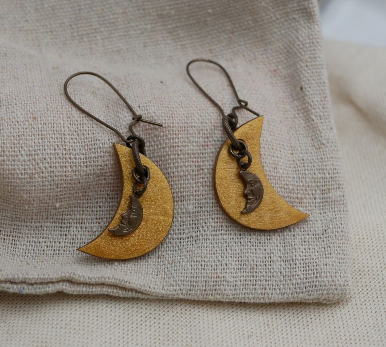 Boucles d'oreilles lunes dor&eacute;es en bois et charmes en laiton brut