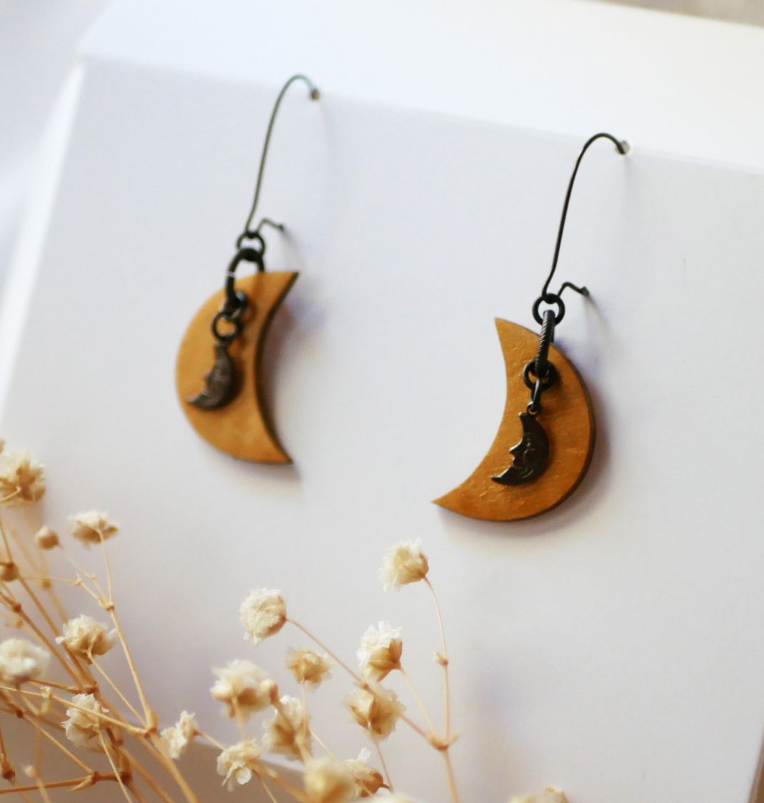 Boucles d'oreilles lunes dor&eacute;es en bois et charmes en laiton brut