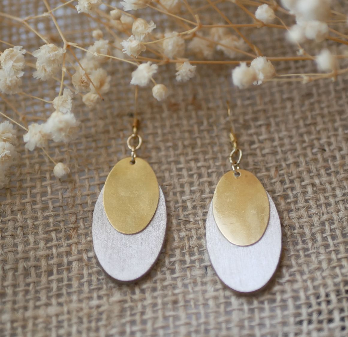 Boucles d'oreilles ovales en bois blanc et sequins dor&eacute;s