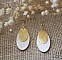Boucles d'oreilles ovales en bois blanc et sequins dor&eacute;s