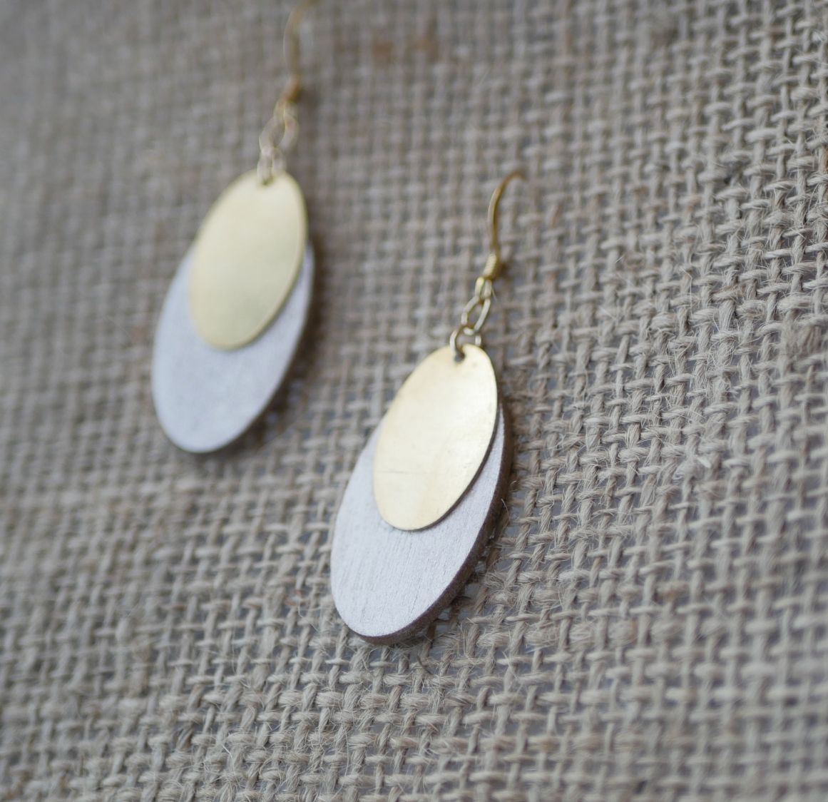 Boucles d'oreilles ovales en bois blanc et sequins dor&eacute;s
