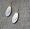 Boucles d'oreilles ovales en bois blanc et sequins dor&eacute;s