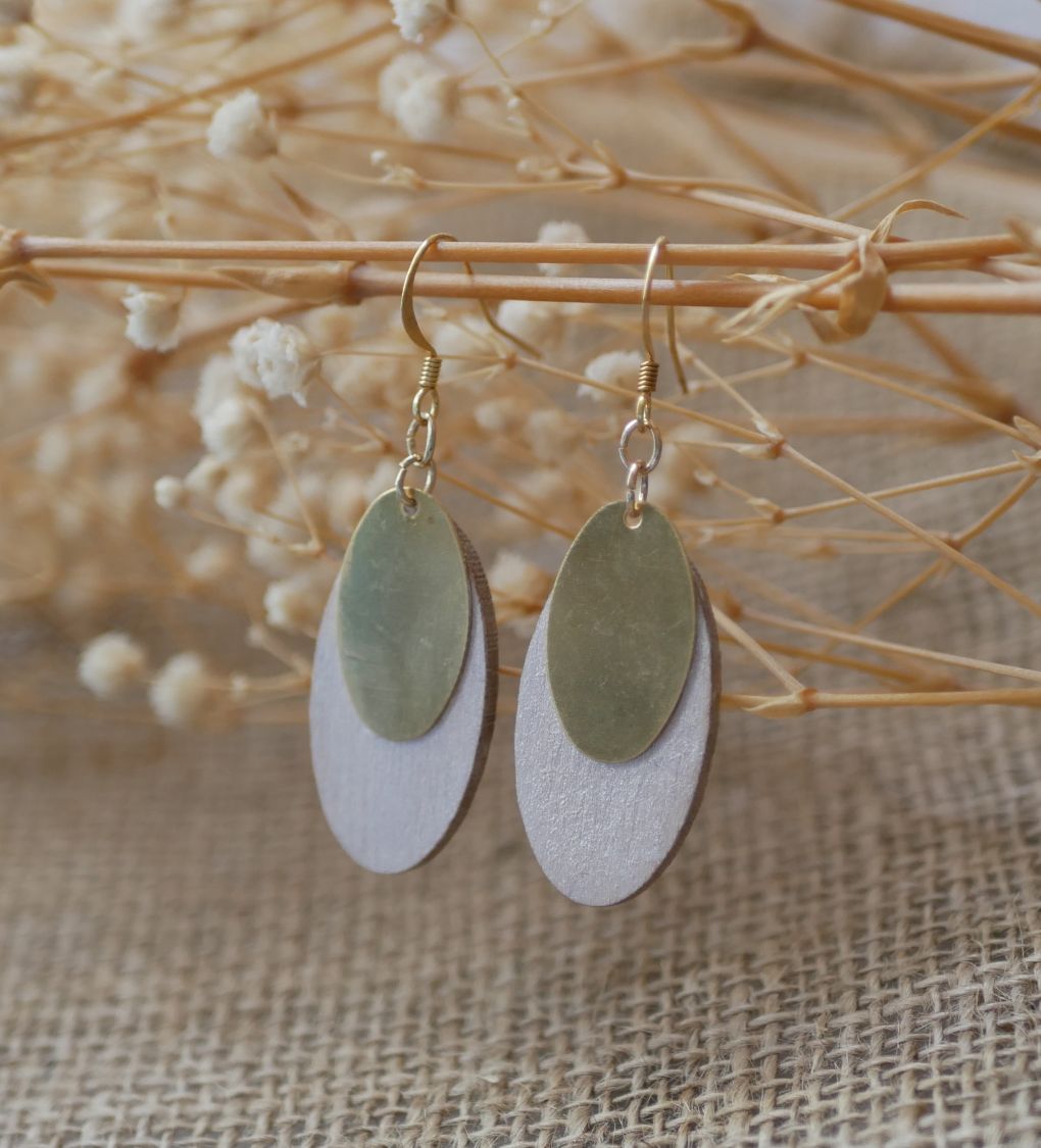 Boucles d'oreilles ovales en bois blanc et sequins dor&eacute;s