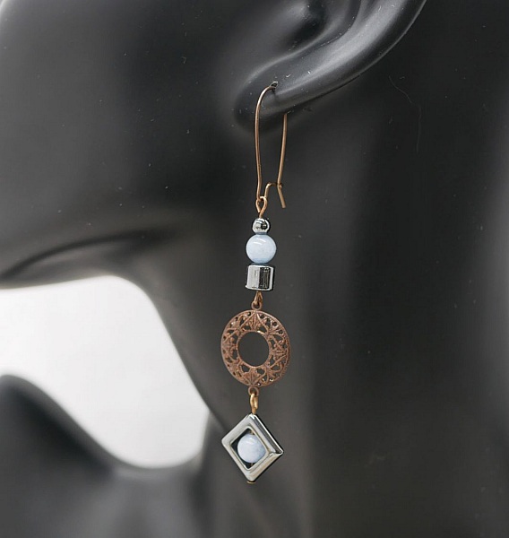 Boucles d'oreilles pendantes asym&eacute;trique laiton naturel et perles en h&eacute;matite