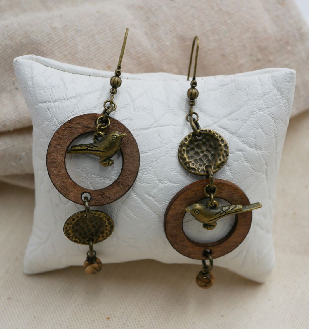 Boucles d'oreilles pendantes artisanales en bois et oiseaux laiton.
