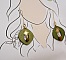 Boucles d'oreilles pendantes en bois vert m&eacute;tallis&eacute; et soleils dor&eacute;s