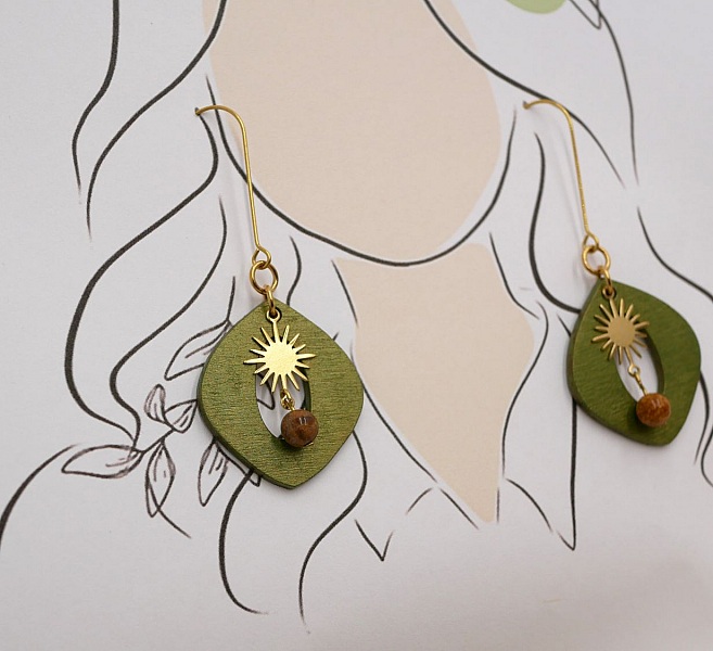 Boucles d'oreilles pendantes en bois vert m&eacute;tallis&eacute; et soleils dor&eacute;s