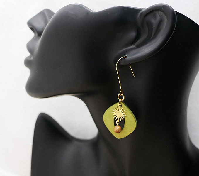 Boucles d'oreilles pendantes en bois vert m&eacute;tallis&eacute; et soleils dor&eacute;s
