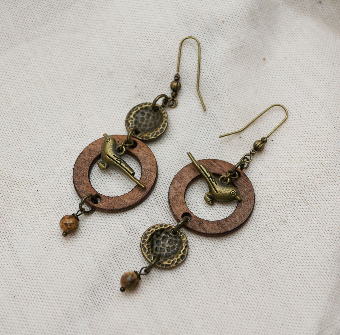 Boucles d'oreilles pendantes en bois avec oiseaux en laiton.