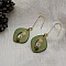 Boucles d'oreilles pendantes en bois vert m&eacute;tallis&eacute; et soleils dor&eacute;s