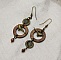 Boucles d'oreilles pendantes en bois avec oiseaux en laiton.