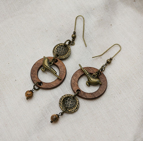 Boucles d'oreilles pendantes en bois avec oiseaux en laiton.