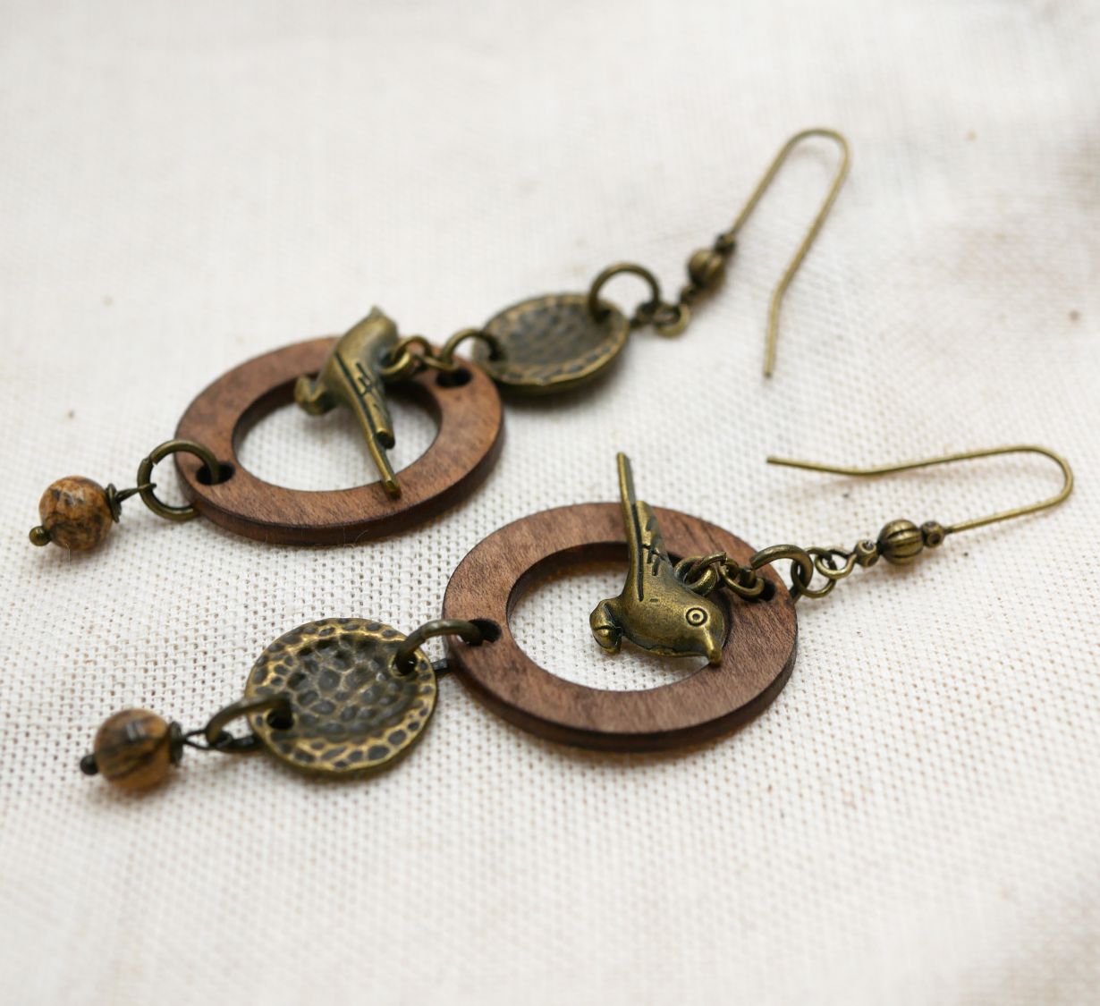 Boucles d'oreilles pendantes artisanales en bois et oiseaux laiton.