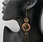 Boucles d'oreilles pendantes en bois avec oiseau en laiton.