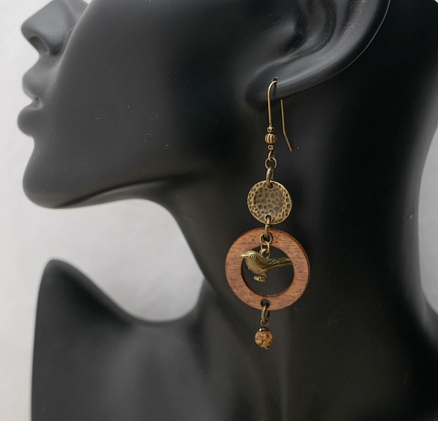 Boucles d'oreilles pendantes en bois avec oiseau en laiton.