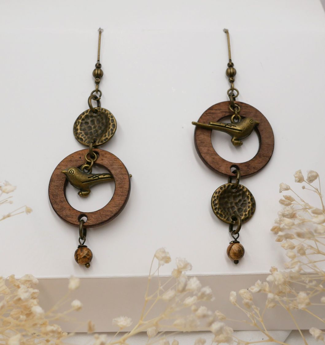Boucles d'oreilles pendantes en bois avec oiseaux en laiton.