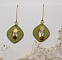 Boucles d'oreilles pendantes en bois vert m&eacute;tallis&eacute; et soleils dor&eacute;s