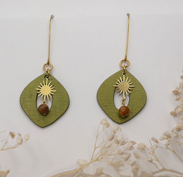Boucles d'oreilles pendantes en bois vert m&eacute;tallis&eacute; et soleils dor&eacute;s