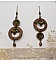 Boucles d'oreilles pendantes en bois avec oiseaux en laiton.