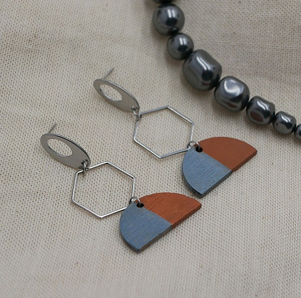 Boucles d'oreilles pendantes g&eacute;om&eacute;triques gris et marron