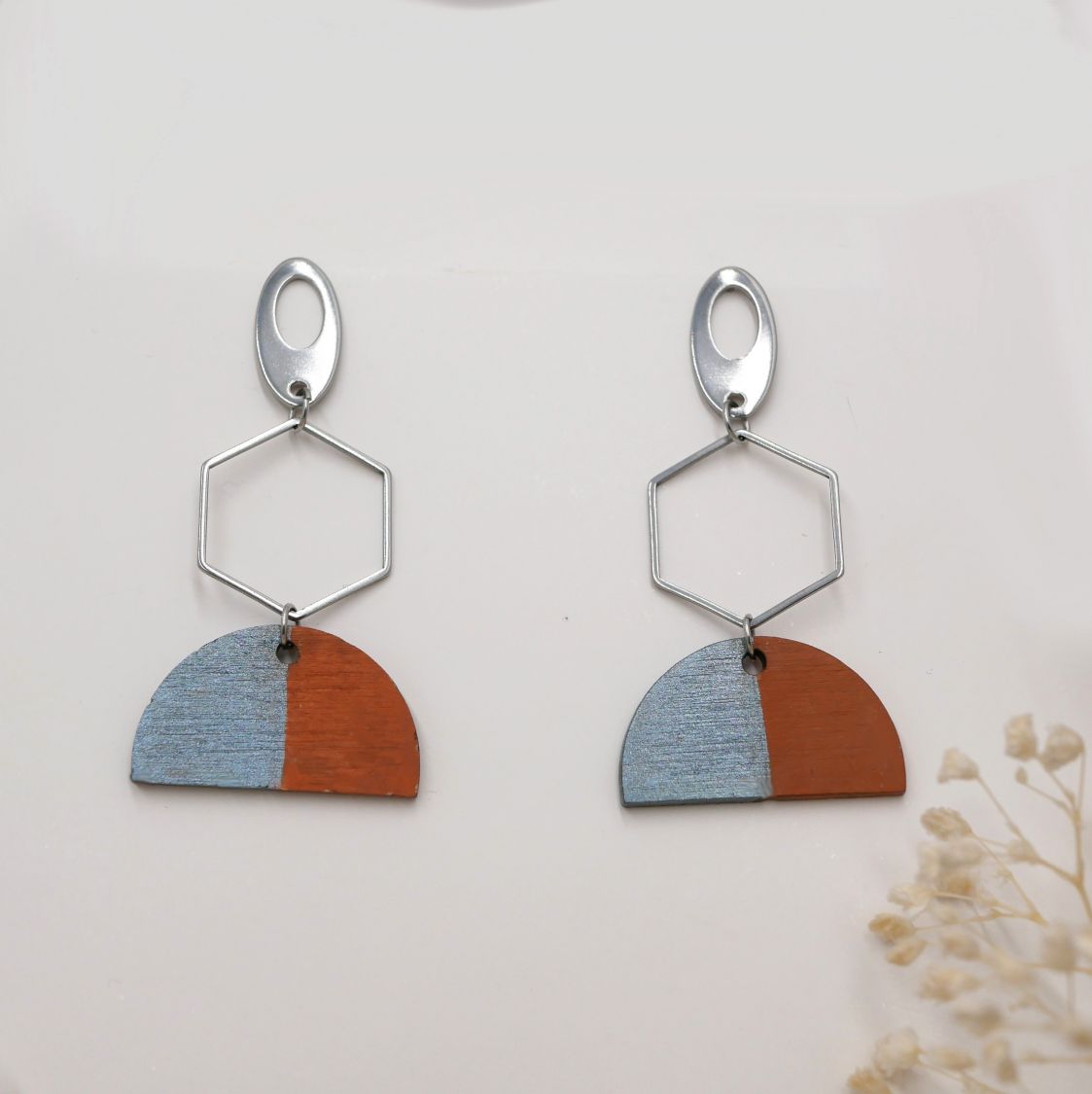 Boucles d'oreilles pendantes g&eacute;om&eacute;triques gris et marron