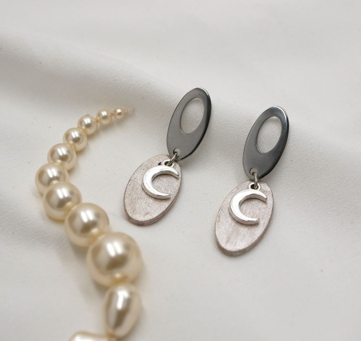 Boucles d'oreilles pendantes g&eacute;om&eacute;triques ovales blanc croissants de lune