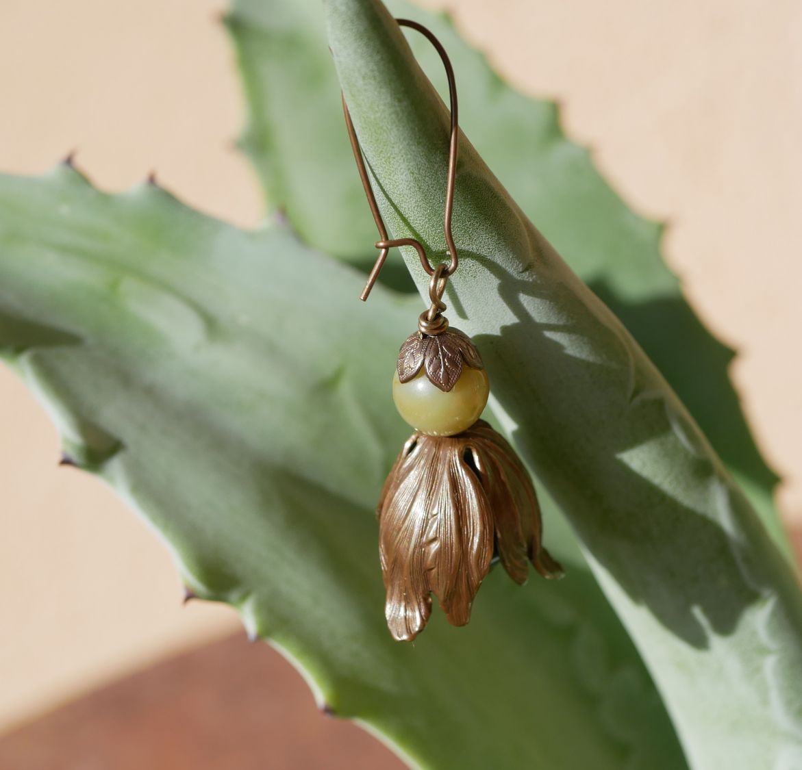 Boucles d'oreilles pendantes larges p&eacute;tales en laiton naturel et perles gemme 