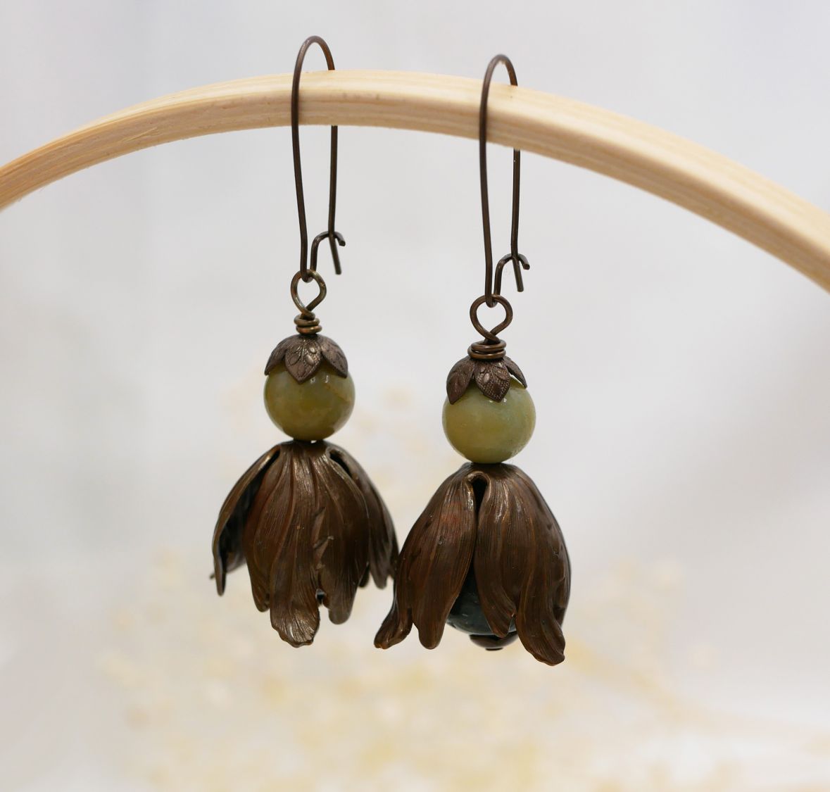 Boucles d'oreilles pendantes larges p&eacute;tales en laiton naturel et perles gemme 