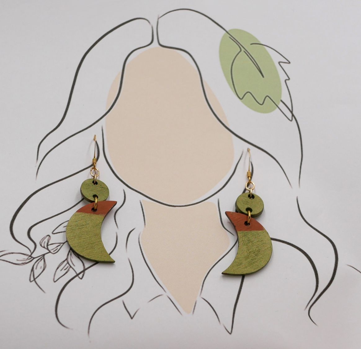 Boucles d'oreilles pendantes aux lunes en bois  vert m&eacute;tallis&eacute; et marron