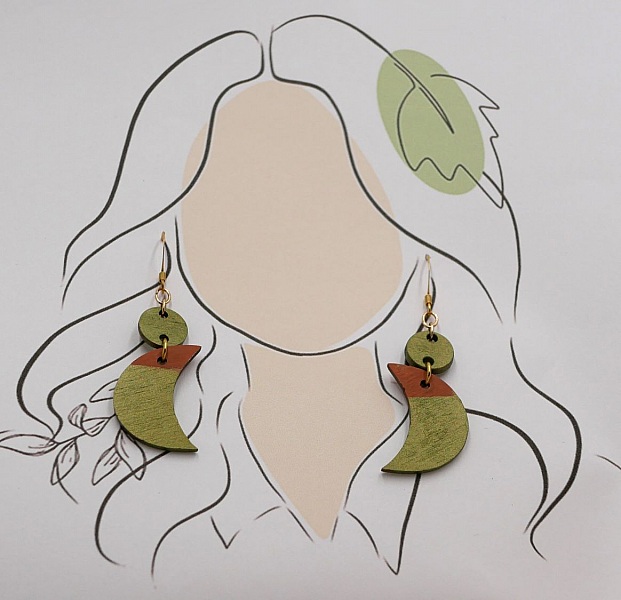 Boucles d'oreilles pendantes aux lunes en bois  vert m&eacute;tallis&eacute; et marron