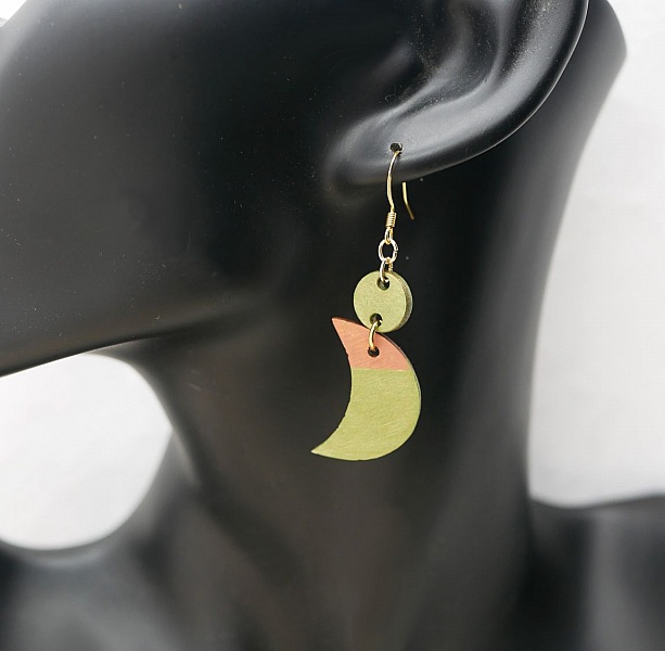 Boucles d'oreilles pendantes aux lunes en bois  vert m&eacute;tallis&eacute; et marron