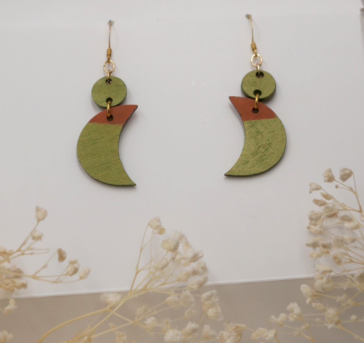Boucles d'oreilles pendantes aux lunes en bois  vert m&eacute;tallis&eacute; et marron