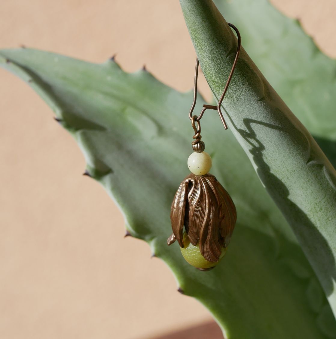 Boucle d'oreille pendante pétale laiton et perle gemme olivine.