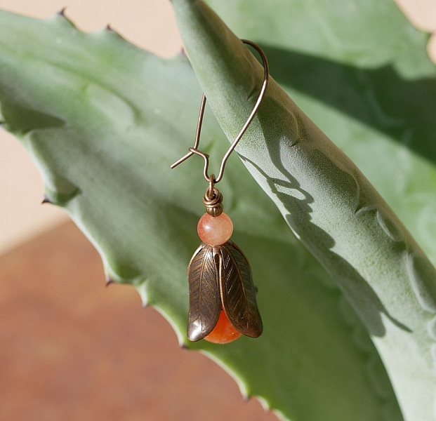 Boucles d'oreilles pendantes p&eacute;tales en laiton naturel et perles pierres oranges