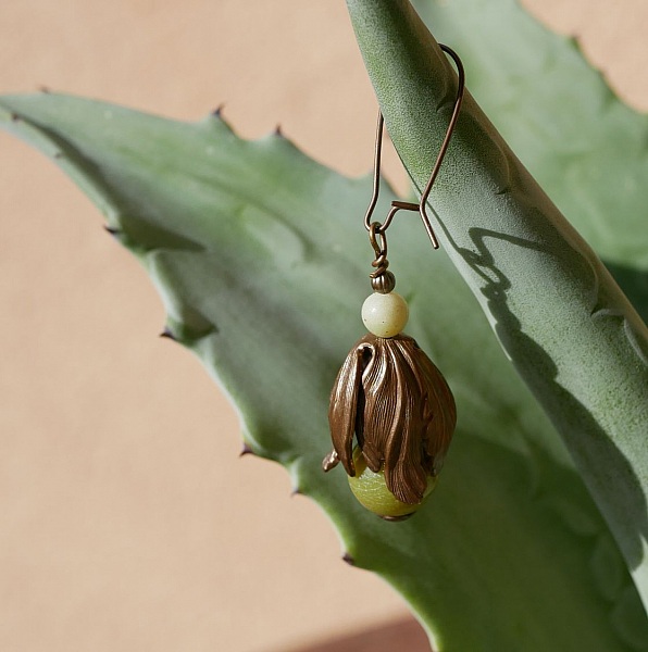 Boucle d'oreille pendante pétale laiton et perle gemme olivine.