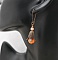 Boucles d'oreilles pendantes p&eacute;tales en laiton naturel et perles pierres oranges