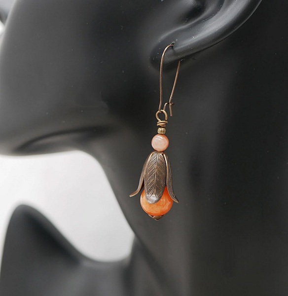 Boucles d'oreilles pendantes p&eacute;tales en laiton naturel et perles pierres oranges