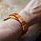 Bracelet en cuir double tour style boh&egrave;me tiss&eacute; de fils de coton tons oranges rouges