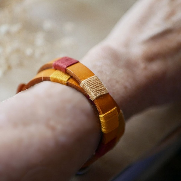 Bracelet en cuir double tour style boh&egrave;me tiss&eacute; de fils de coton tons oranges rouges
