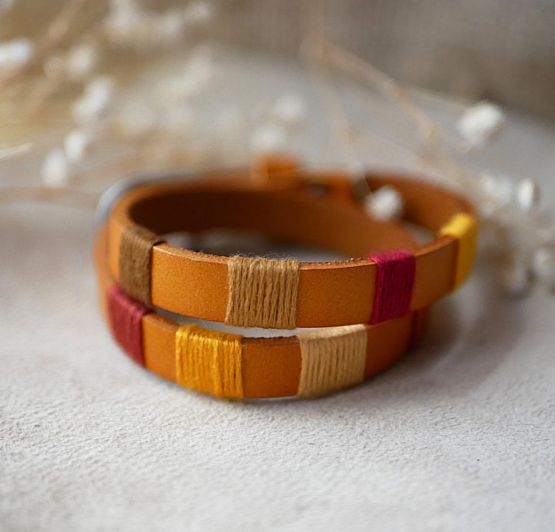 Bracelet en cuir double tour style boh&egrave;me tiss&eacute; de fils de coton tons oranges rouges