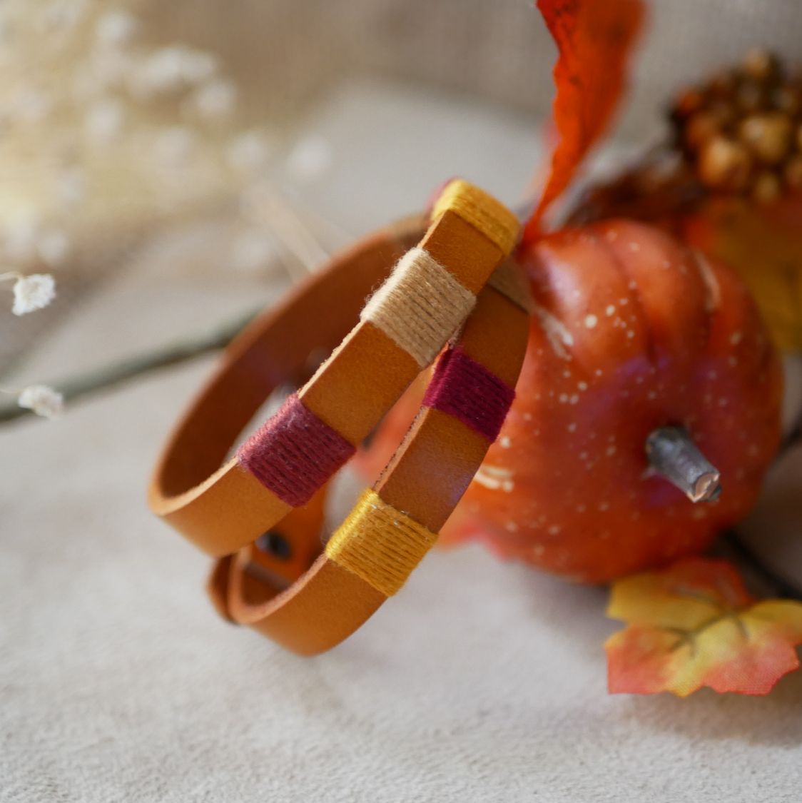 Bracelet en cuir double tour style boh&egrave;me tiss&eacute; de fils de coton tons oranges rouges