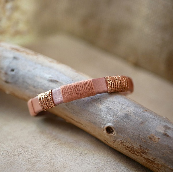 Bracelet en cuir femme rose poudr&eacute; et tiss&eacute;