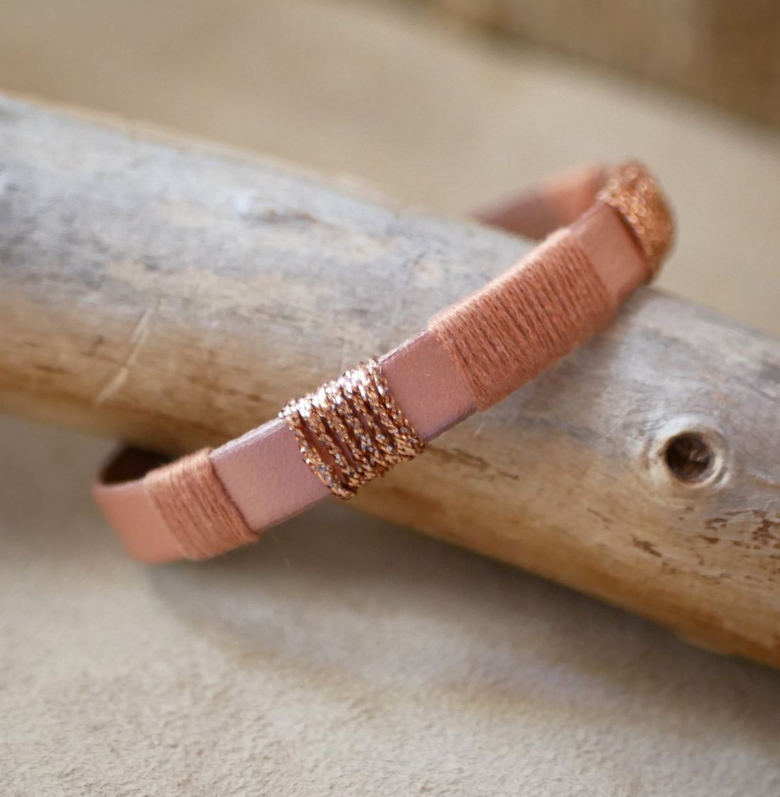 Bracelet en cuir femme rose poudr&eacute; et tiss&eacute;